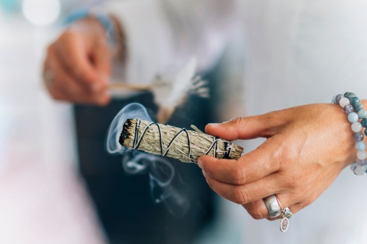 Unlock the power of smudging: benefits, research and sustainable supplies