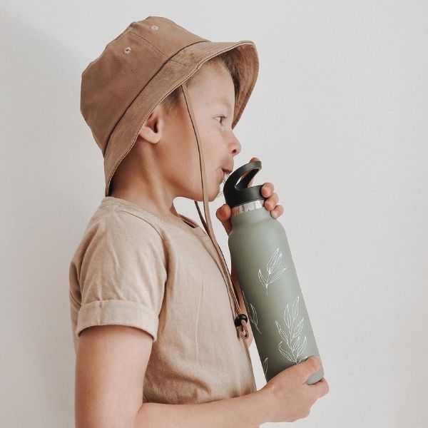Midi Thermie Olive held by young boy sipping out of bottle