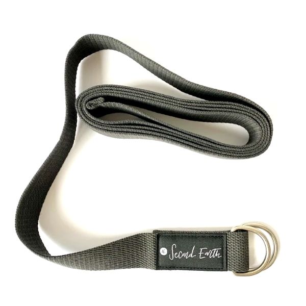 Grey yoga strap close up shoeing D ring and second earth label